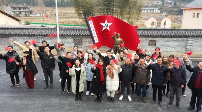 救援受困的小恐龙